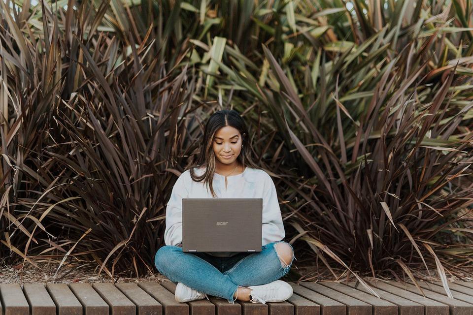 10 Best Work-from-Home Jobs for Busy Students