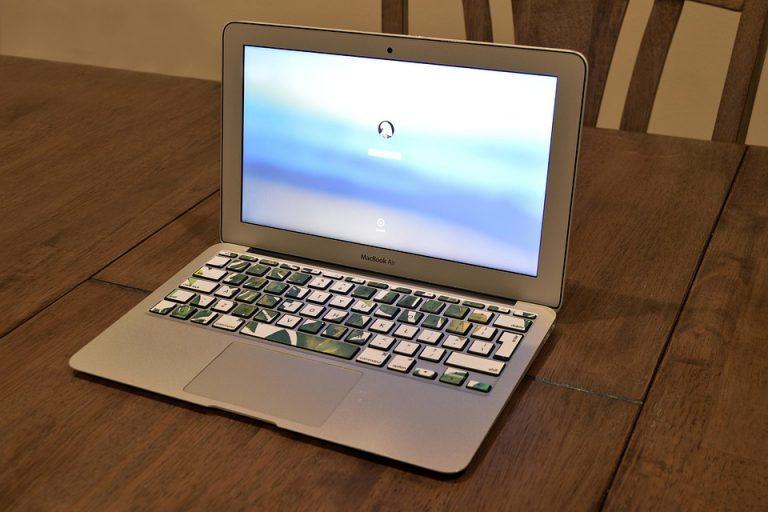 7 Common MacBook Air Display Issues and How to Fix Them