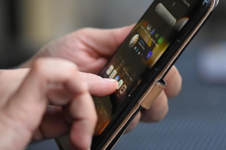 Cracked Screens and Color Chaos: Troubleshooting Common Android Display Problems