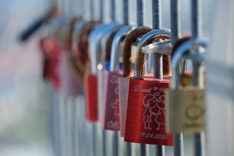 7 Must-Try iPhone 15 Lock Screen Customization Tips!